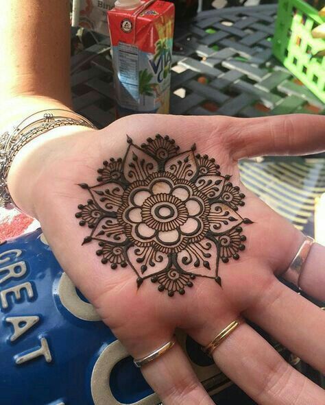 Henna Hand Tattoo Designs, Tato Tradisional, Hand Tattoo Designs, Tato Jari, Simple Mehendi Designs, Tato Henna, Henna Hand, Indian Henna, Henna Tattoo Hand