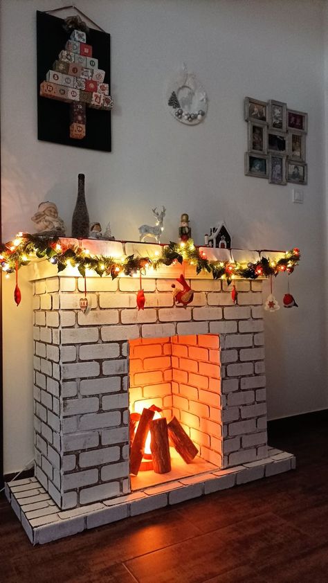 Christmas Fireplace Decor Ideas, Cozy Christmas Fireplace, Fireplace Decor Ideas, Diy Christmas Fireplace, Cardboard Fireplace, Houses Christmas, Gingerbread Christmas Decor, Christmas Apartment, Christmas Candle Decorations