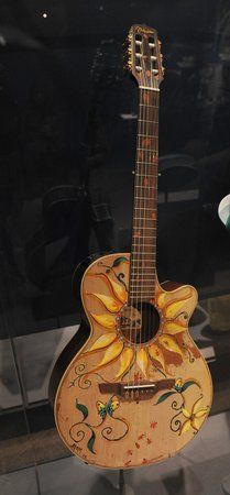 Arte Do Ukulele, Painted Ukulele, Ukulele Design, Ukulele Art, Art Musical, Instruments Art, Apollo Theater, Guitar Painting, Musical Art