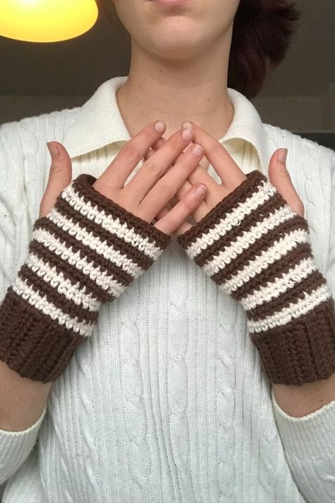 Keep Your Fingers Toasty: Crochet Glove Ideas Crochet Gloves Free Pattern, Crochet Fingerless Gloves Free Pattern, Crochet Arm Warmers, Gloves Diy, Crochet Hand Warmers, Crochet Wrist Warmers, Fingerless Gloves Crochet Pattern, Crochet Gloves Pattern, Gloves Pattern