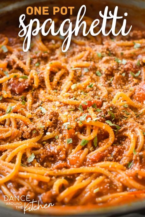 one pot spaghetti in a large container Sunday Dinner Ideas, Spagetti Recipe, Spaghetti Recipes Easy, One Pot Spaghetti, Sauce Spaghetti, Best Spaghetti, Easy Spaghetti, One Pot Pasta, Spaghetti Recipes