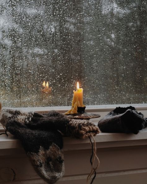 Candles Aesthetic Cozy, Dark Academia Christmas, Candle Plant, Cozy Log Cabin, Candles Dark, Candles Photography, Dark Christmas, Cozy Candles, Winter Candle