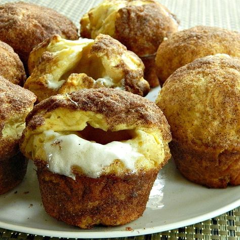 Biscuit Cinnamon Rolls, Campfire Desserts, Savoury Biscuits, Canned Biscuits, Puff Recipe, Biscuit Dough, Recipes With Marshmallows, Scrumptious Desserts, Easy Treats