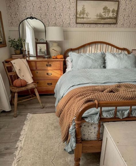 Vintage Cottage Farmhouse Decor, Cottage Room Ideas Bedrooms, Pastel Floral Bedroom Aesthetic, Light Blue Cottage Bedroom, Thrifted Cottagecore Decor, Rustic Room Ideas Bedrooms, Cottage Style Home Decor, Cottage Boho Decor, Vintage Country Bedroom