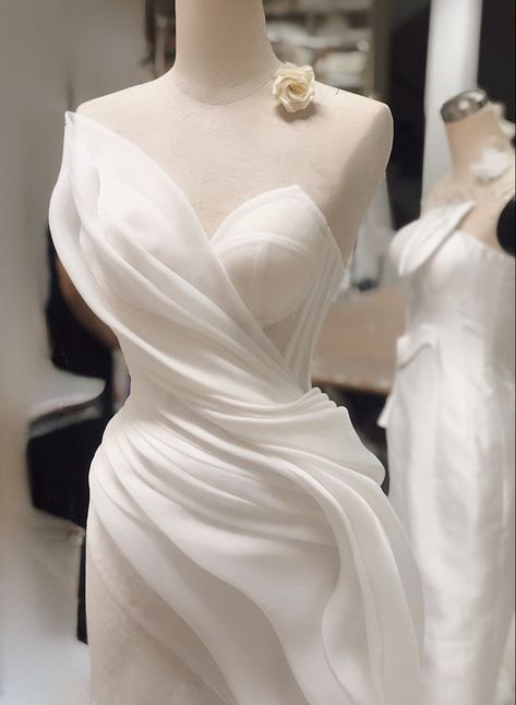 Unique Bodice Designs, Bridal Dresses 2023 Trends, Wedding Dress With Draping, Drapping Dress Fashion, Drapping Dress Ideas, Mini Dress Aesthetic, Mini Dress Fall, Draped Wedding Dress, Mini Dress Outfit