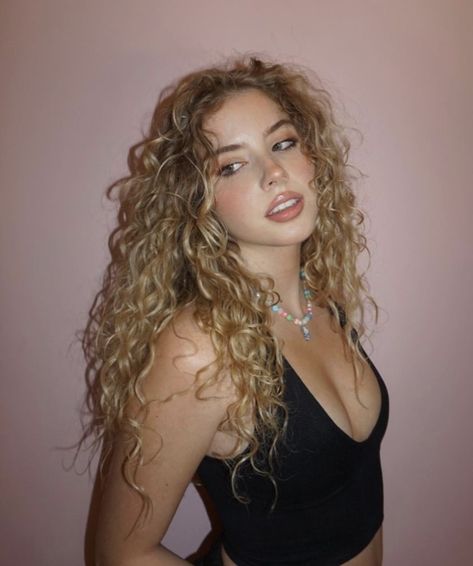 Blonde Curly Hair, Colored Curly Hair, Beautiful Curly Hair, Curly Hair Inspiration, Curly Girl Hairstyles, Dirty Blonde, Hair Inspo Color, Dream Hair, Long Curly Hair