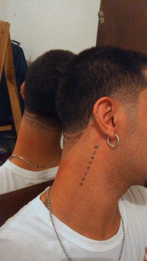 Small Tattoos On Neck Men, Tatoos Behind The Ear Men, Mens Tattoo Behind Ear, Small Tattoos Neck Men, Name On Neck Tattoo Men, Best Neck Tattoos Men Small, Name Behind Ear Tattoo Men, Small Name Tattoos Men, Tattoo Ideas For Men Behind Ear