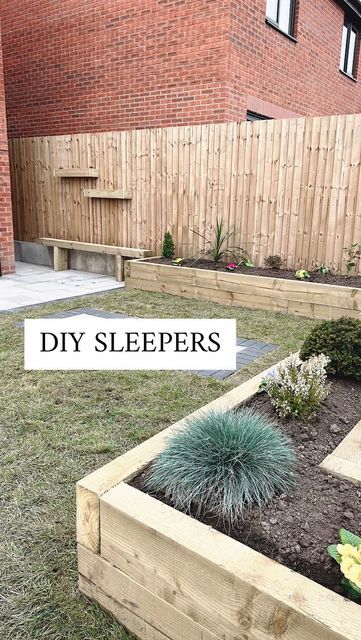 G e o r g i a ✨ on Instagram: "Sleepers 🌸 I’ve been asked quite a bit over the last week if I could do some step by steps on how we created different parts of our garden… so here’s a little guide for anyone hoping to create their own sleepers borders. I’m in no way an expert on landscaping, but I hope this reel will inspire others to do similar! STEPS: 1. Dig out borders, keeping remaining soil for filling 2. Level the ground using a mixture of sand and cement then lay the sleeper on top 3. Sleepers In Garden, Above Ground Garden, Diy Outdoor Bar, Garden Nook, Back Garden Design, Sloped Garden, Small Outdoor Spaces, Garden Decoration Ideas, Collection Design