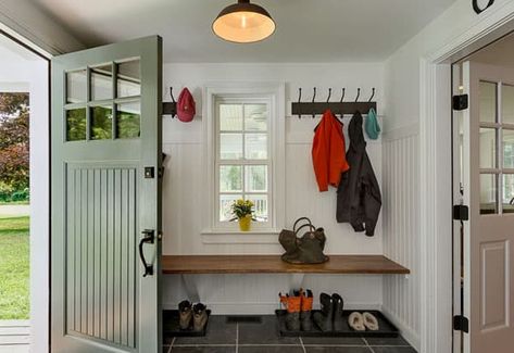 Farmhouse Mudroom, Front Door Inspiration, Front Door Entryway, Logos Retro, Mudroom Entryway, Farmhouse Front Door, Farmhouse Entryway, Mudroom Design, Modern Entryway