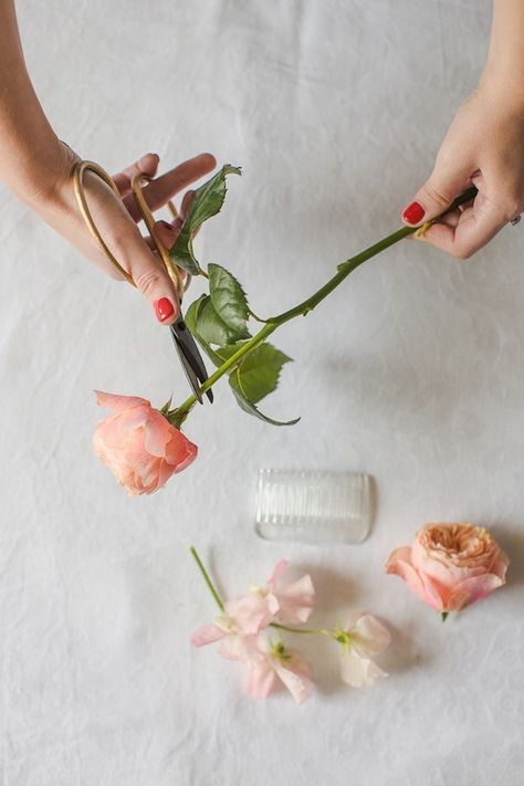 DIY Flower Hair Slide Tutorial - Bridal Musings Wedding Blog Picture Wedding Centerpieces, Wedding Hairstyles With Flowers, Hairstyles With Flowers, Wedding Table Garland, Flowers Crown, Floral Hair Comb, Renewal Wedding, Diy Wedding Hair, Floral Comb