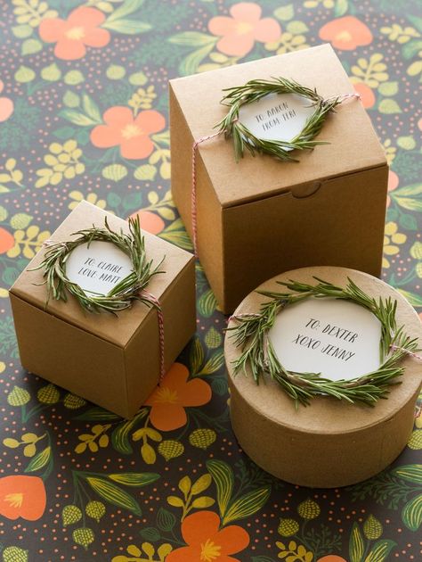 Rosemary Wreath Gift Toppers Soak rosemary first to clean and make more pliable Rosemary Wreath Diy, Rosemary Wreath, Joululahjat Diy, Soya Mumu, Gift Wreath, Gift Wrapping Inspiration, Creative Gift Wrapping, Navidad Diy, Diy Gift Wrapping