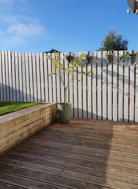 Light Grey Garden Fence, Grey Wooden Fence, Light Grey Fence Garden, Light Fence Colours, Grey Fence Garden Ideas, Garden Fence Colours Ideas, Grey Fence Paint, Garden Fence Colours, Garden Boundary