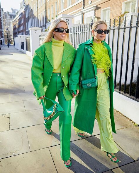 The Green Edit - London Fashion Sisters Olivia & Alice in All Green Character Planning, Hslot Outfits, All Green Outfit, Green Outfit Ideas, Green Edit, Green Outfits For Women, Colour Blocking Fashion, Green Outfits, Color Blocking Outfits