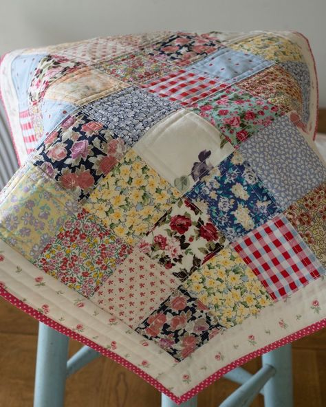 Quilt Borders Ideas Easy, Easy Patchwork Quilt, Quilt Play Mat, Shabby Chic Quilts, Patchwork Quilting Designs, Charm Square Quilt, Pink Polkadot, Cottage Quilt, Mug Rug Patterns