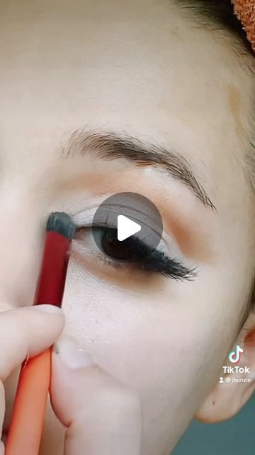 29K views · 2.6K likes | 𝐉𝐄𝐒𝐒𝐈𝐂𝐀 𝐕𝐈𝐋𝐋 on Instagram: "How to do Marilyn Monroe’s Eye Look! #makeup #vintage #marilynmonroe #lookalike" Merlin Monroe Make Up, Marilyn Monroe Eye Makeup, Marilyn Monroe Makeup Tutorial, 1950’s Makeup, Jessica Vill, Blake Lively Makeup, Marilyn Monroe Makeup, Pin Up Makeup, Eye Look