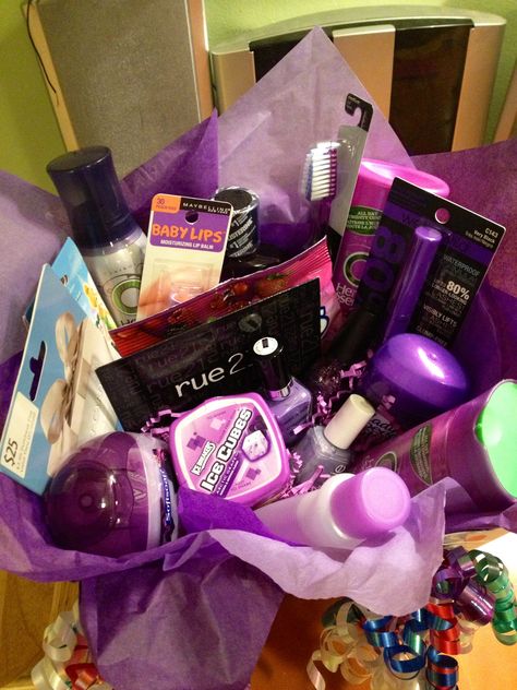 Favorite color themed gift basket. Throw together a bunch of fun toiletries and makeup and a few gift cards all of that person's favorite color. Teen Gift Baskets, Christmas Gift Baskets Diy, Comfy Vibes, Anniversaire Diy, Diy Jul, Christmas Gifts For Teen Girls, Bday Gifts, Themed Gift Baskets, Navidad Diy