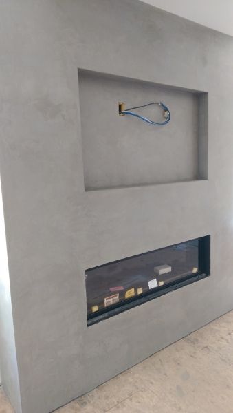 Venetian Plaster Fireplace, Concrete Fireplace Surround, Plaster Fireplace, Rustic Remodel, Design Camino, Fireplace Feature Wall, Diy Fireplace Makeover, Venetian Plaster Walls, Build A Fireplace