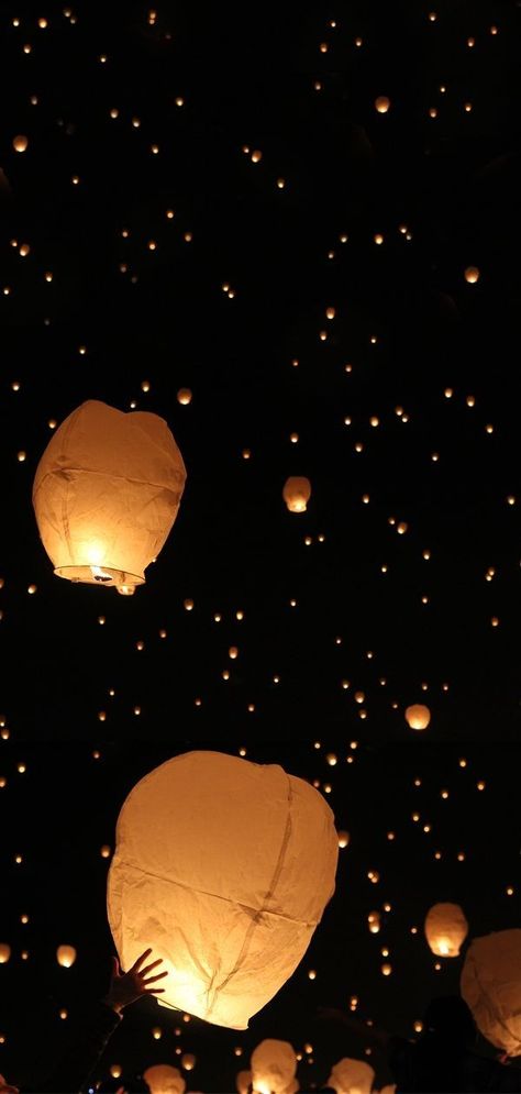 Floating Lanterns Aesthetic, Sky Lanterns Wallpaper, Floating Lanterns Wedding, Lanterns Aesthetic, Lanterns In The Sky, Lantern Sky, Lanterns At Night, Lanterns Floating, Lantern Aesthetic