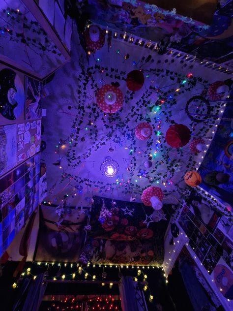 Vibes On Ceiling Bedroom, Grunge Ceiling Decor, Reesecore Aesthetic, Weirdcore Bedroom Ideas, Room Ceiling Decor Ideas, Aesthetic Ceiling Decor, Posters On Ceiling, Ceiling Collage, Ceiling Decorations Bedroom