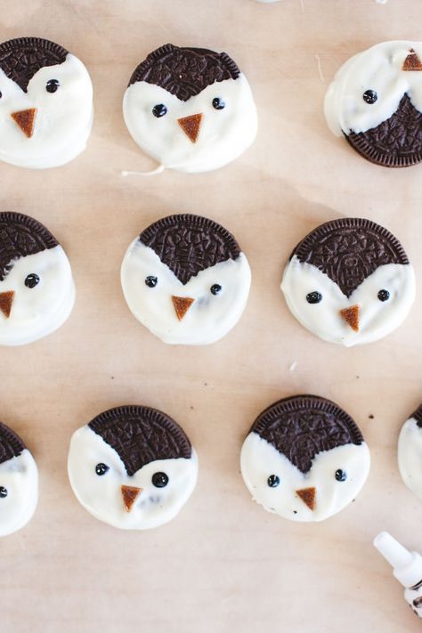 Penguin Oreo Cookies, Penguin Theme Party Food, Penguin Snacks For Preschool, Penguin Themed Food, Penguin Snacks For Kids, Penguin Food Ideas, Penguin Party Food, Penguin Oreos, Penguin Desserts