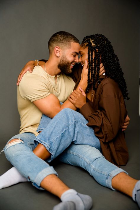 #photography #photoshoot #photoshootideas #couples #cutecouples #couplesphotoshoot Couple Noir, Wedding Fotos, Engagement Pictures Poses, Anniversary Photoshoot, Couples Engagement Photos, Black Love Couples, Photographie Inspo, Couple Picture Poses, Photoshoot Themes