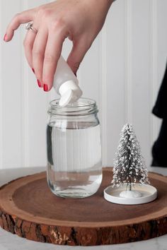 DIY snow globes from The Sweetest Occasion | Photo by Alice G. Patterson Easy Snow Globes, Snow Globe Mason Jar, Christmas Snow Globes Diy, Diy Snow Globes, Homemade Snow Globes, Globe Diy, Snow Globe Crafts, Globe Crafts, Diy Snow