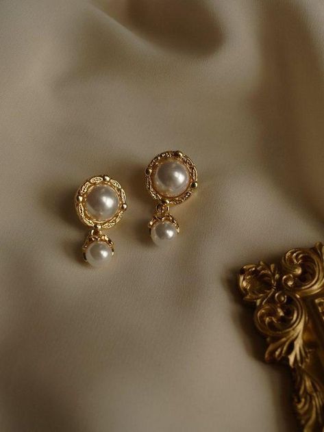 Editorial Accessories, Jewelry 2000s, 2000s Accessories, Accessories Editorial, Pearl Earrings Designs, Small Earrings Gold, Gold Earrings Models, Pearl Jewelry Design, Instagram Jewelry