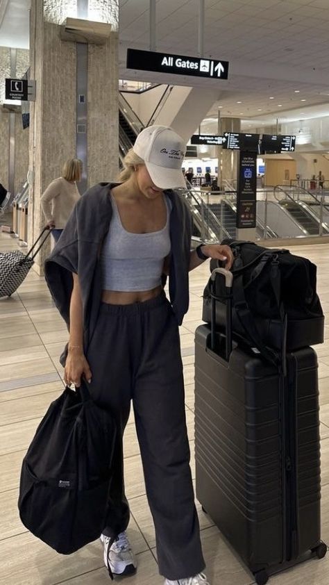 Classy Airport Outfit, Flight Outfit Airport Style, Airport Outfit Comfy, Chic Airport Outfit, Cute Airport Outfit, Chic Travel Outfit, Plane Outfit, Comfy Airport Outfit, Airport Outfit Summer