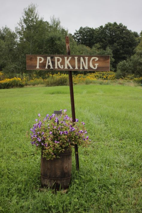 Wedding Driveway Decor Entrance, Pallet Welcome Sign Wedding, Parking Signs For Wedding, Wedding Parking Sign, Country Wedding Signs, Deco Champetre, Field Wedding, Parking Sign, Yard Wedding