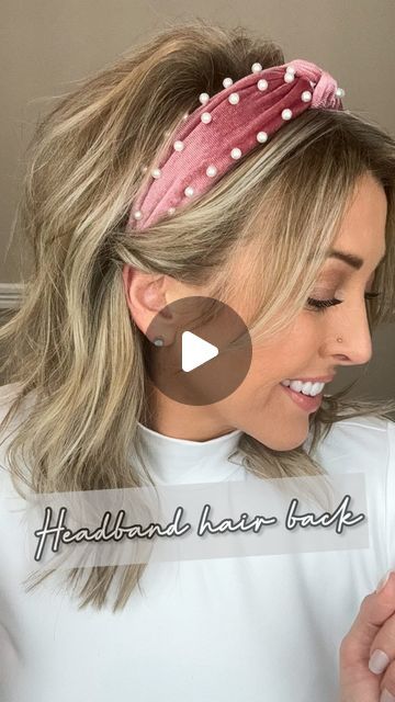 Ashley Erickson on Instagram: "New favorite hairstyle unlocked 🤩 If you don’t know how to wear a headband, let me show you the CUTEST way 🙌🏻 This is also such a great way to keep those bands secure 👏🏻👏🏻👏🏻 . . #hairstyle #headband #headbandhair #headbandhack #Hairhack #hairreel #reelhair #finehair #thinhair #easyhair #easyhairstyle #hairgoals #hairlove #hairoftheday #hairofinstagram #hairdo #hairideas #hairvideo #hairvideos #layeredhair #haircut #haircolor #hairstyles #hairaccessories #everydayhair" Quick Hairstyles With Headbands, Headband Shoulder Length Hair, Hairstyle With Cloth Headband, Wedding Guest Headband Hairstyles, How To Wear A Knot Headband, Wearing A Headband With Bangs, Headband Ideas For Women, Bob Headband Hairstyles, Bob Hairstyles With Headbands