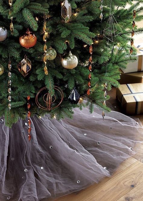 Skirt For Christmas Tree, Fluffy Christmas Tree Skirt, Elegant Christmas Tree Skirts, Tulle Christmas Tree Skirt Diy, Xmas Tree Skirts Ideas, Diy Tree Skirt Christmas, Tulle Christmas Decorations, Tulle Christmas Tree Skirt, Tulle Christmas Trees