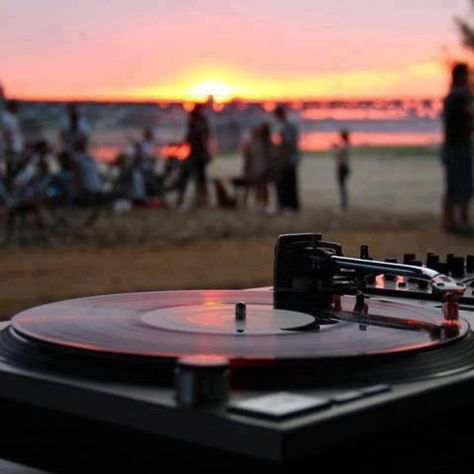 am i the only one who seriously wishes there were actually beach parties with record players and beautiful sunsets? cause, i don't know about you, but i have never been to one Dj On The Beach, Beach Dj Party, Music On The Beach, Sunset Music, Sunset Cocktail, Dj Table, Record Turntable, Sunset Party, Summer Magic