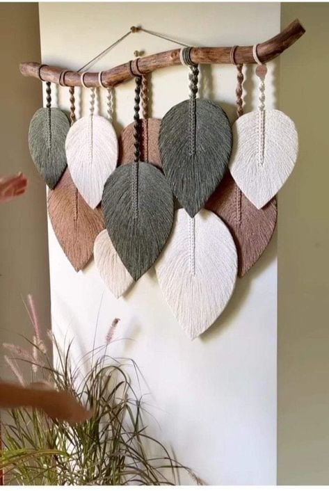 Pola Macrame, Boho Crafts Diy, Curated Home, Macrame Wall Hanging Diy, Macrame Wall Hanging Patterns, Rope Crafts Diy, Art And Craft Videos, Feather Crafts, Wall Hanging Diy