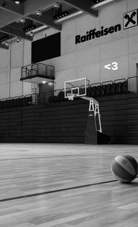 Playing Basketball Aesthetic, Aesthetic Basketball, Basketball Vibes, Cool Basketball Wallpapers, Basketball Aesthetic, Pictures Background, Ball Aesthetic, Bola Basket, I Love Basketball