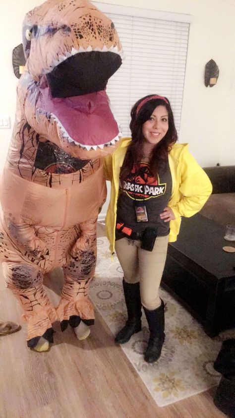 Jurassic park. couple costumes. Run Meme, Jurassic Park Costume, Jurassic Park Party, Dino Costume, Running Memes, October Outfits, Ultra Running, Couple Costumes, Zombie Costume