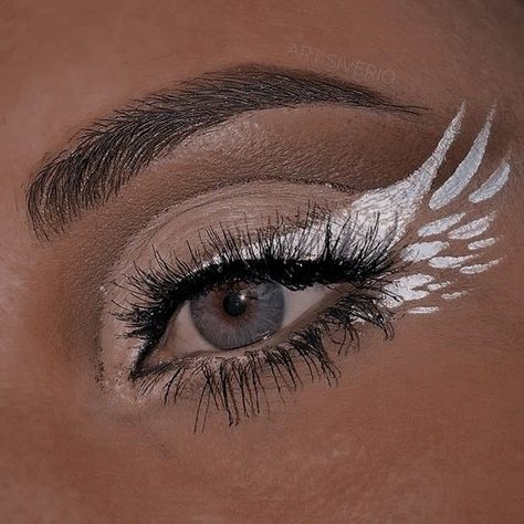 Demon Eyeliner Makeup, Light Fury Makeup, Angel Aesthetic Makeup, Cherub Makeup, Bird Eye Makeup, Bird Hairstyles, Snake Eyeliner, Fantasy Eyeliner, Cute Eyeliner Looks