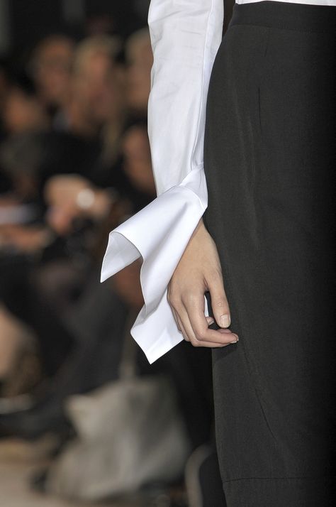 Japanese Fashion Designers, Black And White Outfit, Parisienne Chic, Yohji Yamamoto, White Shirts, Mode Inspiration, Sleeve Detail, Collar And Cuff, Japanese Fashion