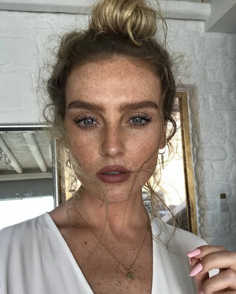 Nose Piercing Classy, Perrie Edwards Nose Ring, Feminine Nose Piercing, Small Gold Nose Ring, Nose Piercing Dainty, Dainty Nose Piercing, Stud Piercing Nose, Korsett Piercings, Piercings Bonitos