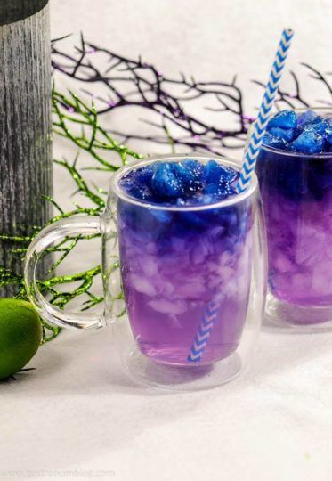 Galaxy Cocktail, Pea Flower Tea, Clear Mug, Butterfly Pea Flower Tea, Kreative Snacks, Colorful Drinks, Vodka Recipes, Natural Food Coloring, Tea Cocktails