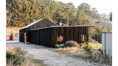 Barn Style House Exterior, Modern Shed House, Tiny Barn House, Scandinavian Barn House, Contemporary Farm House, Modern Pole Barn, Barn Landscaping, Barn Architecture, Modern Barn Style