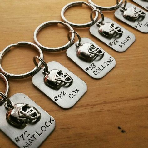 Some Football keychain! Senior Football Gifts, Senior Night Gift Ideas, Team Mom Football, Senior Night Football, Personalized Football Gifts, Football Keychain, Football Player Gifts, Football Team Gifts, Football Banquet