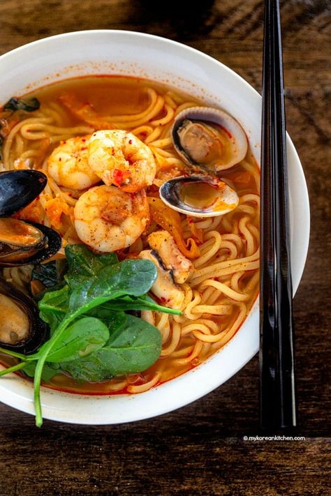 A bowl of jjampong (Korean spicy noodle soup) topped with prawns, mussels and littleneck clams. | MyKoreanKitchen.com Jjampong Recipe, Easy Shrimp Ramen, Ramen Noodle Recipes Soup, Korean Seafood, Ramen Noodle Recipe, Littleneck Clams, Seafood Ramen, Shrimp Ramen, Koreansk Mat