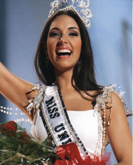 Amelia Vega, Miss Universe 2003  From Dominican Rep. Miss Universe 2003, Miss Universe 2007, Riyo Mori, Rolene Strauss, Pageant Aesthetic, Miss World 2014, Miss Universe 2014, Pageant Girls, Bride Crown