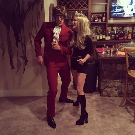 Brooks Laich & Julianne Hough as Austin Powers & Felicity Shagwell Felicity Shagwell, Austin Powers Costume, Couples Fancy Dress, Brooks Laich, Halloween Costumes Pictures, Fancy Halloween Costumes, Couples Halloween Costumes, Crazy Costumes, Movie Themed Party