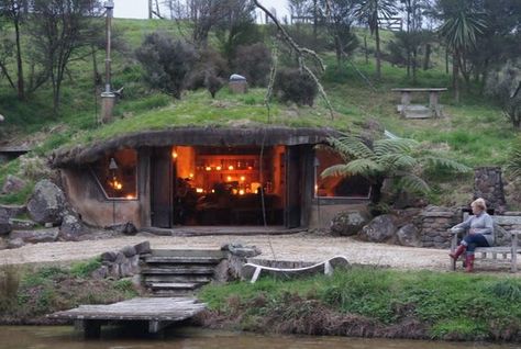 Best New Zealand Glamping Sites - Go4Travel Blog Case Sotterranee, Supraviețuire Camping, Earth Sheltered Homes, Casa Hobbit, Earth House, Earthship Home, Earth Sheltered, Underground Homes, Glamping Site