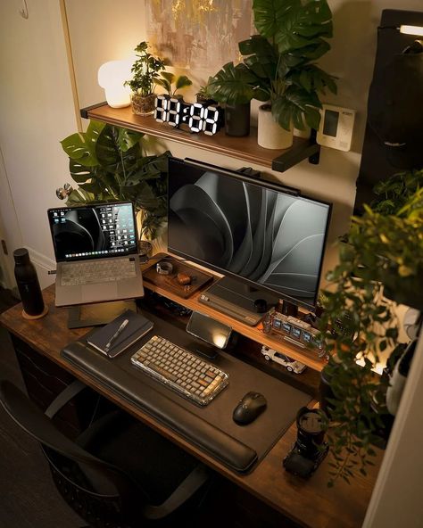 Happy Setup 👨‍💻 📸 @_lifeofsx If you like setup related content follow Us... #mousepad #deskmat #deskgoals #deskdecor #desksituation #officeinspo #officeinspiration #setupinspiration #minimalsetups #workspace #workspacegoals #workspaceinspo #desksetup #desksituation #deskaccessories #deskinspo #workstation #deskinspirationation #homeoffice #whatsonmydesk #designyourworkspace #designyourworkspace #desktour #gamingsetup #workstations #gaming #tech #codingsetup #explore #explorepage Green And Brown Desk Setup, Chill Office Room, Desk Setup Walnut, Beige Gaming Setup, Work Table Setup, Monitor Set Up, Corner Gaming Setup, Monitor And Laptop Desk Setup, Computer Set Up