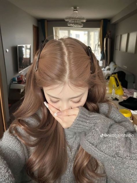 Kpop Hair Color, Korean Hair Color, Hair Inspiration Long, Kpop Hair, Hair Streaks, Dyed Hair Inspiration, Pretty Hair Color, Hair Inspiration Color, Hair Inspo Color