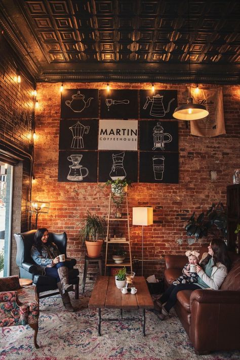 Rustic Coffee Shop, Vintage Coffee Shops, Coffee Shop Interior Design, Cozy Coffee Shop, Design Café, Coffee Shop Bar, A Brick Wall, Coffee Bars, Cafe Shop Design