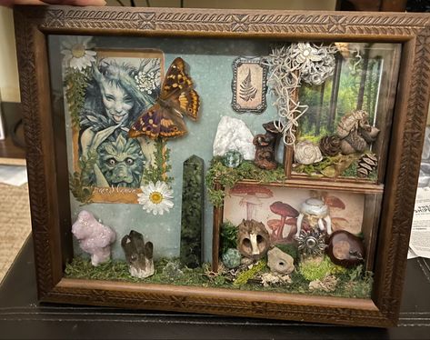 Curio Box Ideas, Moss Crystal Display, Shadow Box Crystals, Crystal Shadow Boxes, Witchy Shadow Box Ideas, Nature Shadow Box Ideas, Small Shadow Box Ideas, Positivity Spell, Forest Items