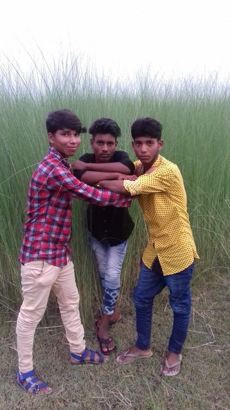 Group Of 3 Poses Funny, Funny Poses 3 People, Anti Mati Gaya Pose, Awkward Trio Poses, Three People Poses Funny, 3 Friends Photoshoot Funny, Trio Picture Ideas Funny, Funny Poses To Do With Friends, Trio Pictures Funny